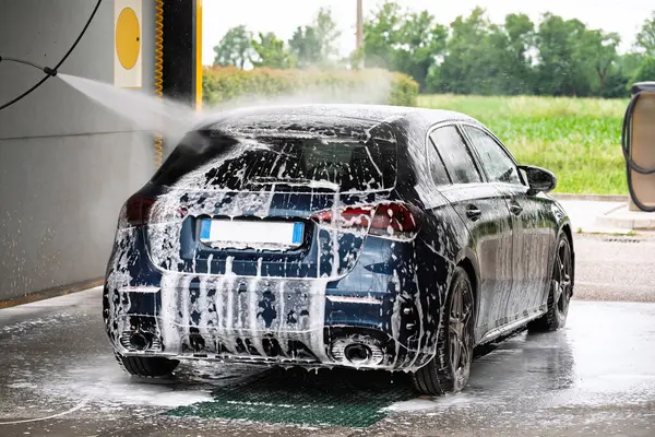 Araba yıkama köpüğüyle kaplanmış, kiri çözer.