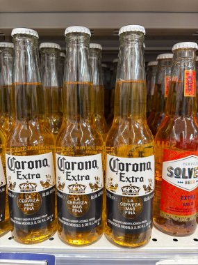 Corona Extra bira şişeleri bir mağaza rafında sergileniyor. Udine, İtalya. 8 Haziran 2025.