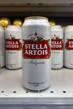 Stella Artois birası rafta sergileniyor. Udine, İtalya. 8 Haziran 2025.
