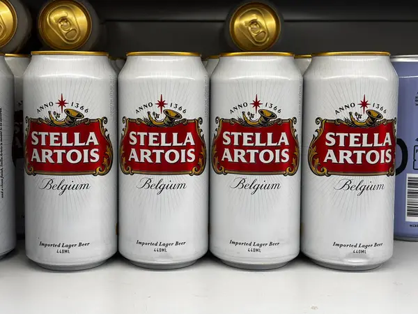 Stella Artois bira kutuları rafta sergileniyor. Udine, İtalya. 8 Haziran 2025.