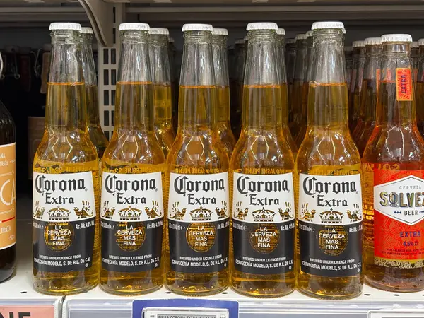 Corona Extra bira şişeleri bir mağaza rafında sergileniyor. Udine, İtalya. 8 Haziran 2025.