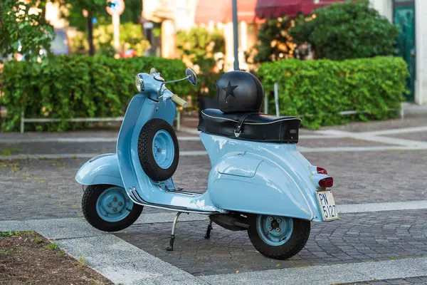 1970 'lerin Vespa scooter' ı park edilmiş. Retro taşıma, kentsel sahneler ya da İtalyan yaşam tarzı kavramları için ideal. Udine, İtalya. 8 Haziran 2025.