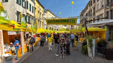 Udine 'nin tarihi merkezinde Coldiretti Village etkinliği, İtalyan tarımının mükemmelliğini keşfetmek ve deneyimlemek için halka açık. Udine, İtalya. 13 Haziran 2025.