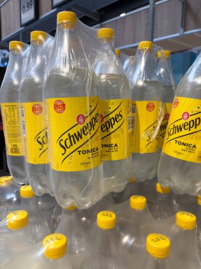Bir mağazada sergilenen Schweppes tonik paketleri. İçecekler perakende satış için toplu olarak ayarlandı. Udine, İtalya. 15 Haziran 2025.