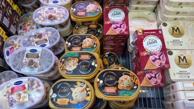Süpermarketin soğutulmuş bölümünde çeşitli aromalı dondurma küvetleri. Endüstriyel donmuş tatlılar. Udine, İtalya. 15 Haziran 2025.