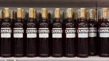 Süpermarketin rafında düzgünce yerleştirilmiş Campari şişeleri. Udine, İtalya. 19 Haziran 2025