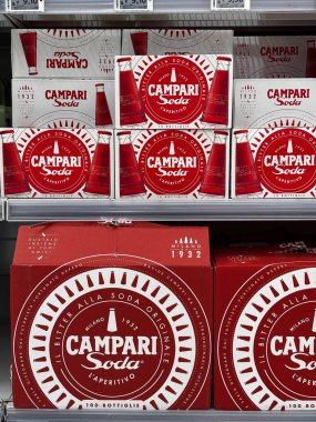 Campari soda kutuları bir İtalyan süpermarketinin rafında düzgünce dizilmiş, perakende satış ortamında görülebiliyor. Udine, İtalya. 19 Haziran 2025