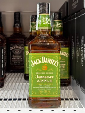 Bir şişe Jack Daniel 'ın Tennessee Apple Whiskey' i süpermarket rafında ayarlandı. Udine, İtalya. 19 Haziran 2025