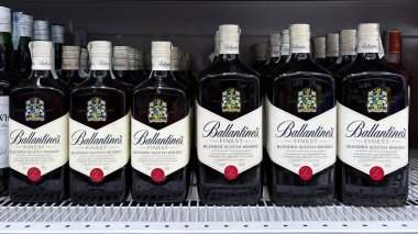 Ballantine 'ın viski şişeleri bir mağaza rafında, içecek pazarlama ve iyi ruhlar sergileniyor. Udine, İtalya. 19 Haziran 2025