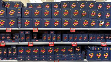 Farklı tip Barilla makarna kutuları süpermarket raflarında, İtalyan mutfağında, gıda ürünlerinde ve düzenli bir şekilde düzenlenmiştir. Udine, İtalya. 19 Haziran 2025