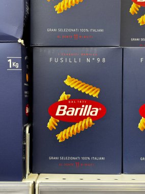 Tipik Fusilli kutusu, süpermarket rafında sergilenen Barilla makarna, İtalyan mutfağı, gıda ürünleri. Udine, İtalya. 19 Haziran 2025