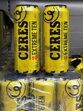 Ceres Extreme bira kutuları, duble bira, alkol miktarı 10 derece, süpermarket rafında raf. Udine, İtalya. 19 Haziran 2025