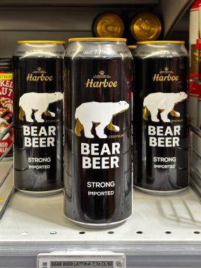 Alman birası konserveleri Harboe, marketin rafında Bear Birası sergileniyor. Udine, İtalya. 19 Haziran 2025