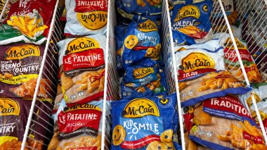 Süpermarketin dondurulmuş gıda reyonunda donmuş McCain cipsleri. Udine, İtalya. 19 Haziran 2025