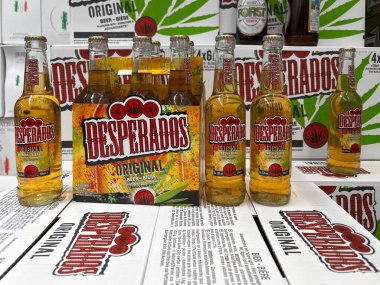 Desperados bira kartonlarına yerleştirilmiş bira şişeleri. Fransız tekila aromalı içecek. Udine, İtalya. 19 Haziran 2025