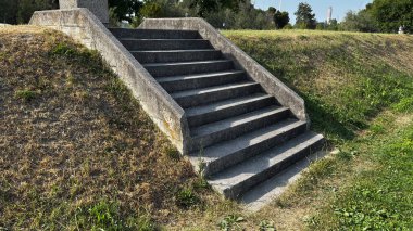 Bir seti aşmak için beton merdiven inşa edilmiş. Yükseklik değişiklikleri üzerinde yaya erişimi için işlevsel kentsel yapı, altyapı, mimari ve hareketlilik temaları için ideal.