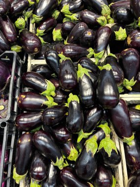 Kasalar dolusu taze patlıcan, yerel bir markette sergileniyor. Sağlıklı beslenme, taze üretim, tarım ve Akdeniz mutfağı kavramlarını gösteren ideal bir imaj..