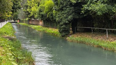 İtalya 'nın Udine kentinden geçen tipik bir sulama kanalı. Şehrin yüzeyine entegre olmuş tarihi bir su yolu..