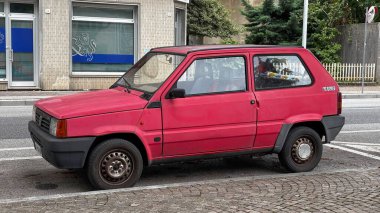 Tipik İtalyan Fiat Panda Young servis arabası, 1980 'lerde geniş bir popülerlik kazanmış kompakt bir şehir aracı. Udine, İtalya. 21 Haziran 2025
