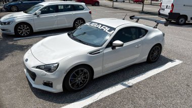 Subaru BRZ 2.0, Toyota ile işbirliği içinde geliştirilen arkadan çekişli spor darbesidir. Şehir ortamında park etmiş. Udine, İtalya. 26 Haziran 2025
