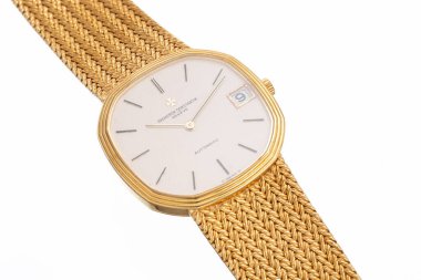 Vacheron Constantin otomatik kurmalı saat, Ultrathin modeli, referans 44024. Entegre bileziği olan 18 kiloluk sarı bir çanta. Milan, İtalya, 14 Nisan 2025