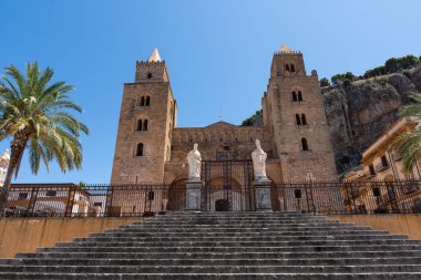 Cefalu Katedrali 'nin dışı. Sicilya' daki Norman mimarisinin muhteşem bir örneği. Kilisede ikiz kuleleri olan heybetli bir taş peruk var..