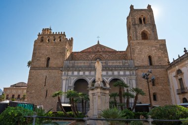 İtalya 'nın Sicilya kentindeki ünlü bir Norman mimari şaheseri olan Monreale Katedrali' nin dış görünüşü. Monreale, İtalya, 4 Ağustos 2025