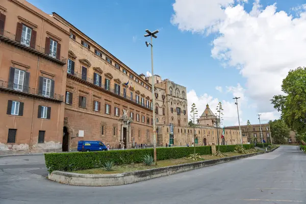 Neoklasik faade ile görkemli 9. yüzyıl Norman sarayının dış görünüşü. Tarihi mimari simge ve kültürel miras alanı. Palermo, İtalya, 2 Ağustos 2025