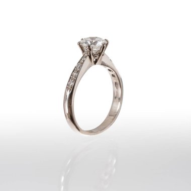 Şık bir 18k beyaz altın solitaire yüzük. Parlak bir orta elmas ve sapında asfalt elmaslar var. Lüks sembolize eden zarif bir parça..