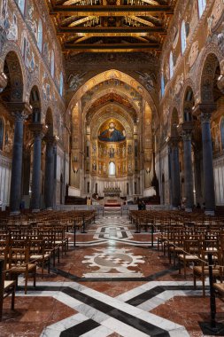 Sicilya 'daki Monreale Katedrali' nin içi. Bu ünlü Arap-Norman anıtı altın mozaikler ve Bizans sanatı ile süslenmiştir. Monreale, İtalya, 7 Ağustos 2025