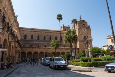 Sicilya 'daki Norman mimarisinin bir başyapıtı olan Monreale Katedrali' nin dış görünüşü. Bir UNESCO Dünya Mirası Sitesi. Monreale, İtalya, 7 Ağustos 2025
