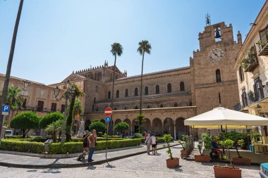 Sicilya 'daki Norman mimarisinin bir başyapıtı olan Monreale Katedrali' nin dış görünüşü. Bir UNESCO Dünya Mirası Sitesi. Monreale, İtalya, 7 Ağustos 2025