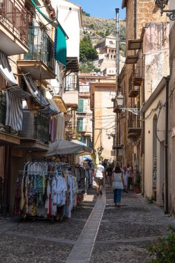 Sicilya, Monreale 'nin tarihi merkezinde tipik bir cadde. Dar sokaklar geleneksel Sicilya atmosferinin cazibesini yansıtıyor. Monreale, İtalya, 7 Ağustos 2025