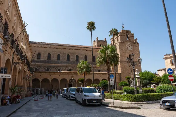 Sicilya 'daki Norman mimarisinin bir başyapıtı olan Monreale Katedrali' nin dış görünüşü. Bir UNESCO Dünya Mirası Sitesi. Monreale, İtalya, 7 Ağustos 2025