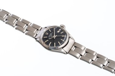 Rolex Oyster Perpetual Date 'in yakın çekimi, referans 6516. Çelik bir çanta ve siyah kadranlı otomatik kol saati. Milan mı? İtalya 16 Nisan 2025