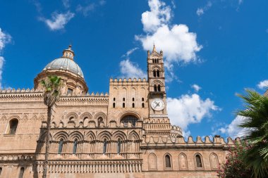Palermo Katedrali 'nin dört çan kulesinden birinin görüntüsü, içinde saati olan tek kule var. Sicilya, İtalya