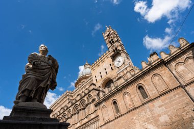 Palermo Katedrali 'nin dört çan kulesinden birinin görüntüsü, içinde saati olan tek kule var. Sicilya, İtalya