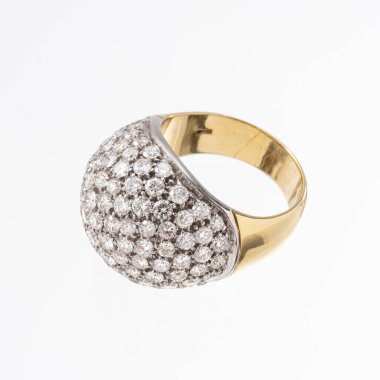 Yunus şeklinde, parlak kesimli pırlanta, safir, zümrüt ve yakutlarla dolu, 18 ayar sarı altın sarısı bir yüzük, beyaz bir arka planda yansıma ile fotoğraflanmış..