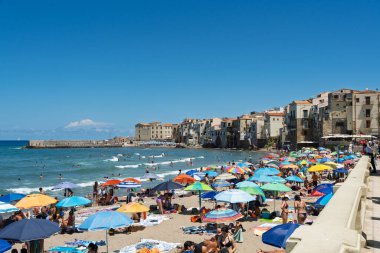 Sicilya 'nın arka planında Cefalu kasabası olan plaj manzarası. Cefau, İtalya, 4 Ağustos 2025