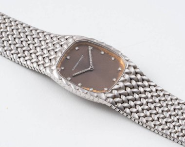 Audemars Piguet saati, kobra modeli, çanta ve entegre bilezik 18kt beyaz altın, elmas indeksli. Milan mı? İtalya, 18 Nisan 2025