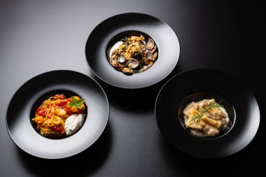 Üç tabak makarna, spagetti, linguine ve makarna.