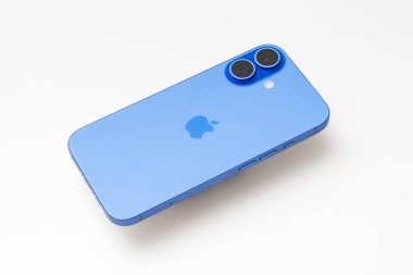 Apple iPhone 16 'nın beyaz arka planda fotoğrafı çekildi. Udine, İtalya, 30 Eylül 2025