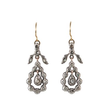 Beyaz arka planda izole edilmiş değerli taşları olan 18kt beyaz altın küpeler..