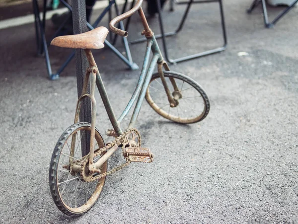 Редкий Велосипед Маленький Покрытый Ржавчиной Старого Крупного Плана Детском Велосипеде — стоковое фото