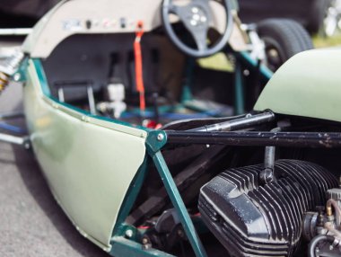 Nadir bulunan yarış arabası parçalanmış, motora yakın çekim. Yeşil araba. Yüksek kalite fotoğraf