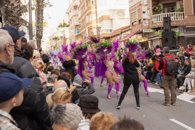 İspanya 'daki karnaval, Torrevieja şehri, 12 Şubat 2023, insanlar karnavalda yürüyor. Yüksek kalite fotoğraf