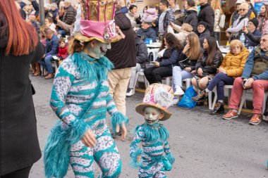 İspanya 'daki karnaval, Torrevieja şehri, 12 Şubat 2023, insanlar karnavalda yürüyor. Yüksek kalite fotoğraf