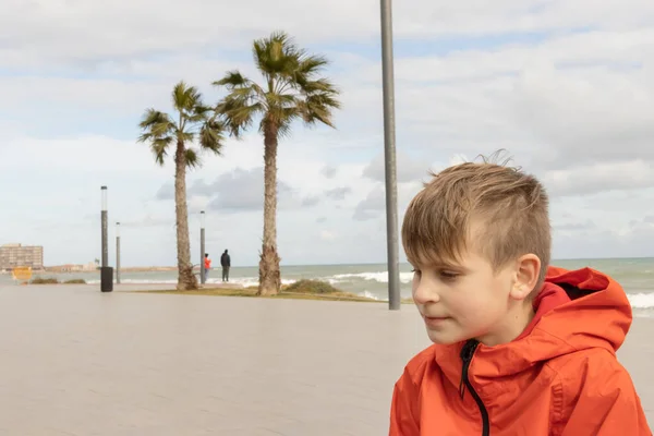 Ein Junge Von Europäischem Aussehen Mit Blonden Haaren Orangefarbener Windjacke — Stockfoto