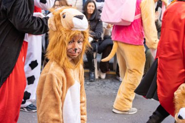 İspanya 'daki karnaval, Torrevieja şehri, 12 Şubat 2023, insanlar karnavalda yürüyor. Yüksek kalite fotoğraf