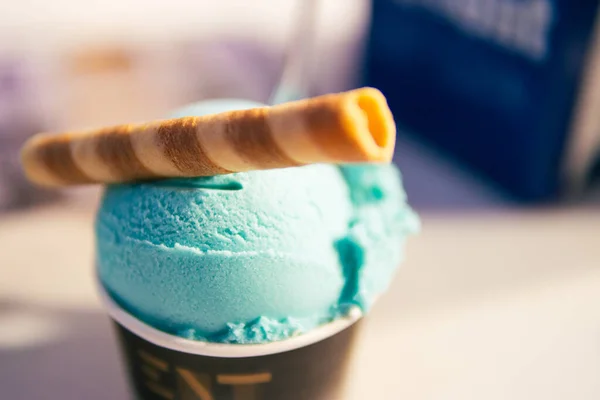 紙コップに甘いのチューブとアイスクリームのボール テーブルの上に立つアイスクリームの近くに碑文のための場所があります 高品質の写真 — ストック写真